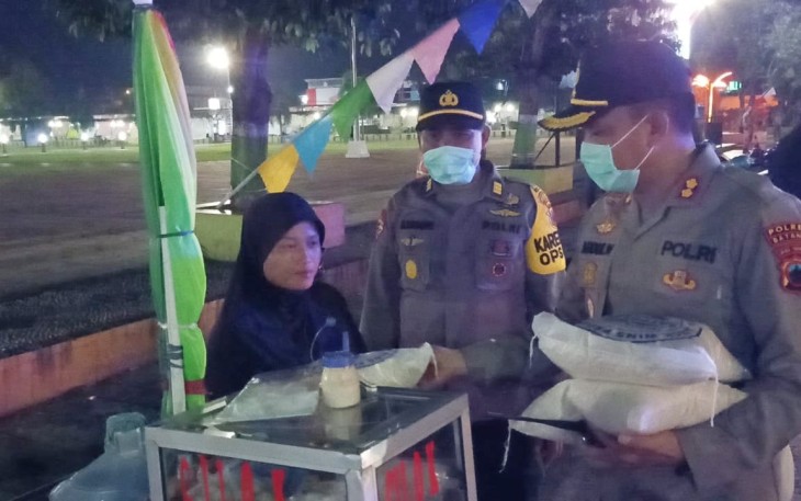 Polres Batang Berikan Tali Asih ke Pedagang