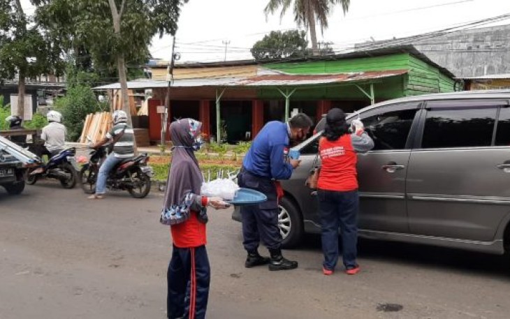 Petugas Damkar Kota Bengkulu Bagikan Brosur dan 3000 Cup Wedang Jahe Pada Pengendara 