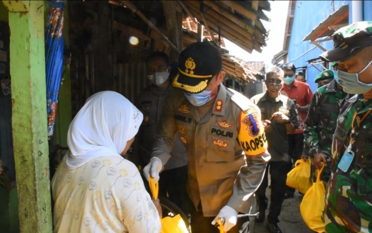 Polres dan Kodim Batang Bagikan Ratusan Paket Sembako Untuk Warga