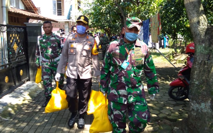 Warga Terdampak Covid-19 Dapat Paket Sembako Dari Polres dan Kodim 0736/Batang