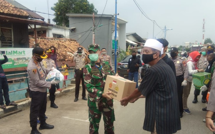 Polres Metro Jakarta Timur Bersama Kodim 0505/JT Berikan Bantuan Sembako