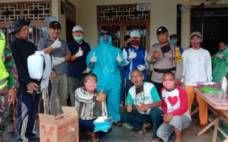 Warga Semprotan Disinfektan di Lingkungan Mereka 
