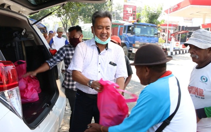 Politisi Partai Gerindra Budiono saat bagi sembako di Bojonegoro