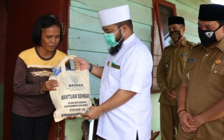 Wali Kota Bengkulu Helmi Hasan Bagikan Sembako Pada 70 KK di RT 8 Kelurahan Jalan Gedang