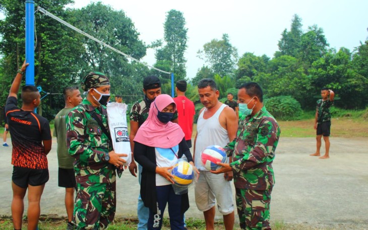 Satgas TMMD 107 Kodim 0508/Depok Serahkan Bantuan Alat Olahraga