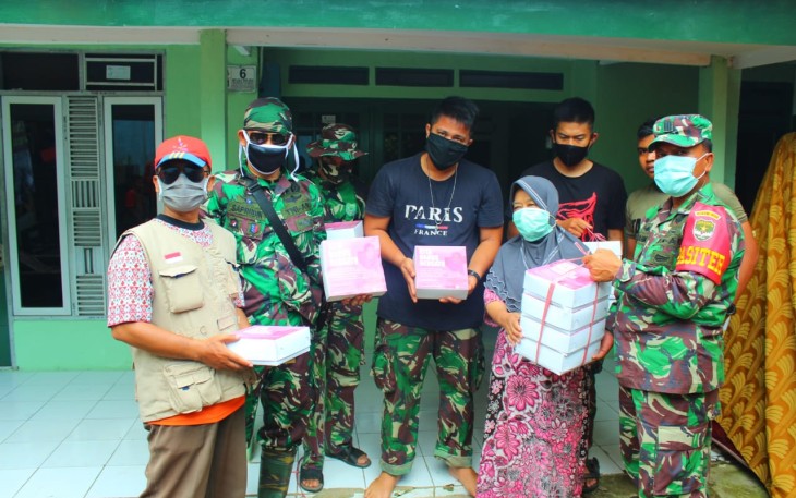 Satgas TMMD 107 Kodim 0508/Depok dan Nyai Marni Terima Bantuan Komunitas Depok Peduli 