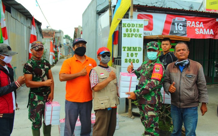 Satgas TMMD ke 107 Dapat Bantuan Makan Siang dari Relawan Pencegahan Covid 19