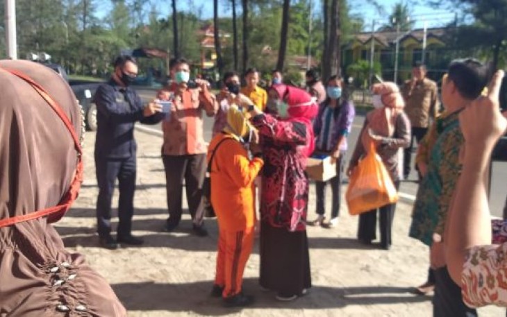 Para petugas Kebersihan Kota Bengkulu Diberi Masker dan Suplemen Vitamin 