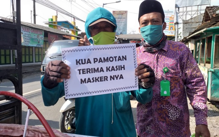 KUA Pamotan Bagi Masker Cegah Penyebaran Covid-19