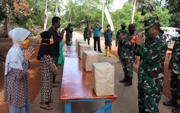 Satgas TMMD Kodim 0315/Bintan Serahkan Sembako ke Warga 
