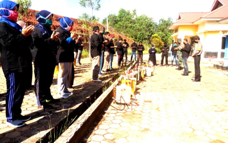 Pemdes Tembeling Adakan Penyemprotan dan Bagi Masker Cegah Penyebaran Covid-19