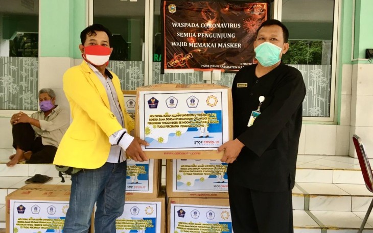 Perwakilan Ikatan Alumni Universitas Terbuka (IKA UT) Karanganyar Thoyib Asngad (kiri menyerahkan paket Alat Pelindung Diri (APD) secara simbolis kepada Tim Penangangan Bantuan Covid-19 di RSUD Karanganyar Sugiyatno (kanan). foto Istimewa 