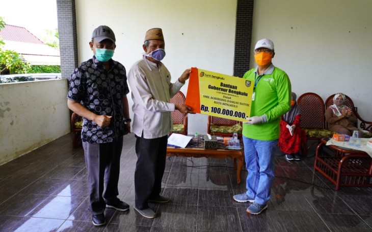 Penyerahan CSR secara simbolis oleh Gubernur