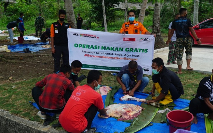 Tim Humanity Food Truck sedang memotong sapi yang akan di masak untuk disantap oleh tim relawan dan tim medis serta petugas keamanan dan Pasien Covid-19 di RS Khusus Infeksi Covid-19 di Pulau Galang Kota Batam Kepri