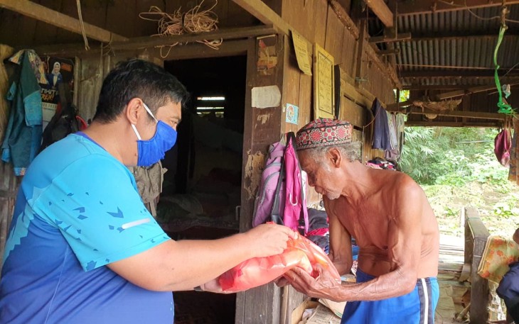 Chaidir Syam Terus Bergerak Bagikan Sembako ke Warga Maros di Tengah Wabah Covid-19