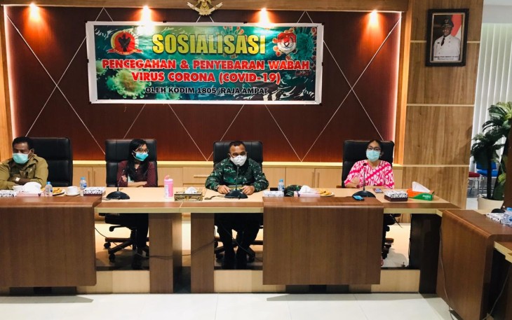 dr Rosenda saat Konferensi Pers di Aula Wayag Kantor Bupati Raja Ampat