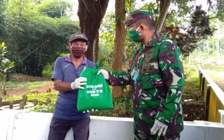 Kodim 0736/Batang Bagikan Sembako Pada Penjaga Makam dan Penggali Kubur