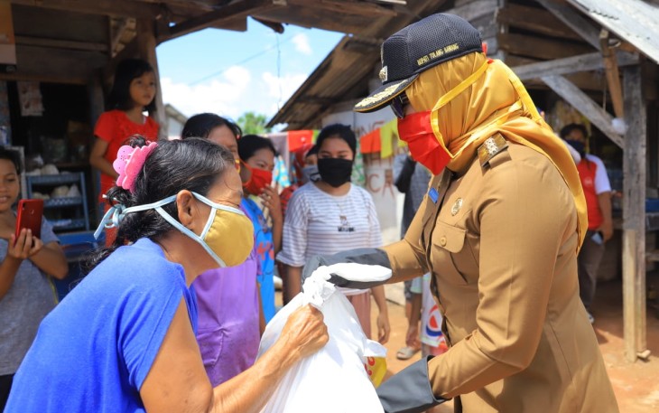 Bupati Tulang Bawang Hj Winarti Gulirkan Bansos