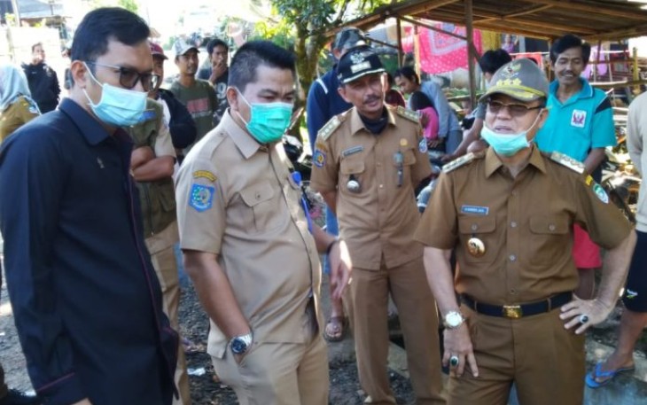 Ketua DPRD Seluma Nofi Eriyan Andesca dan Bupati Seluma Bundara Jaya Tinjau Lokasi Jembatan Ambruk 