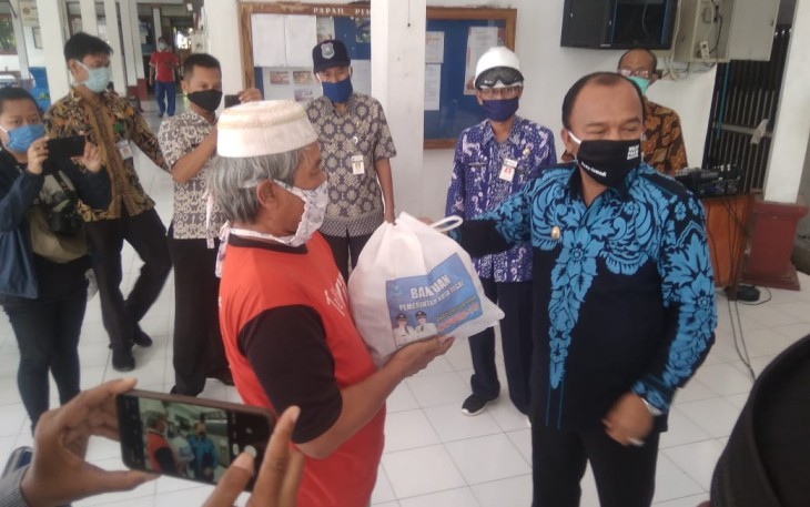 Wakil Wali Kota Tegal Secara Simbolis Serahkan Bantuan Paket Sembako Bagi Warga Terdampak