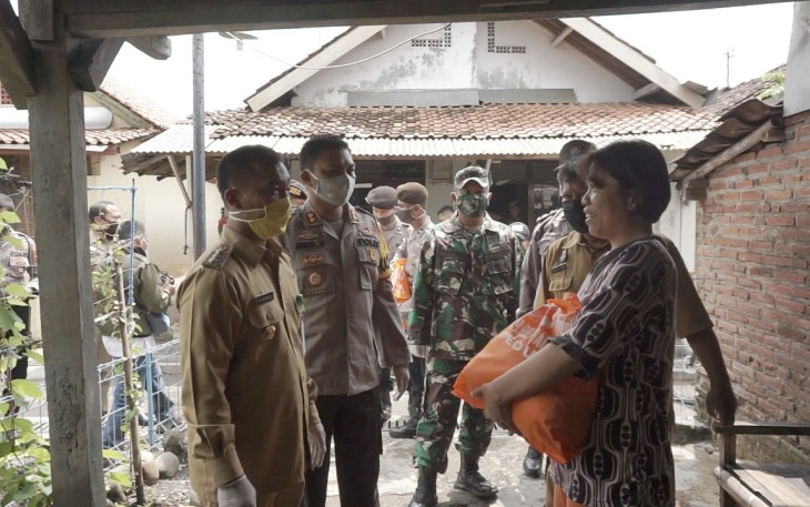 Tiga Pilar Bagikan Paket Sembako untuk Warga Batang