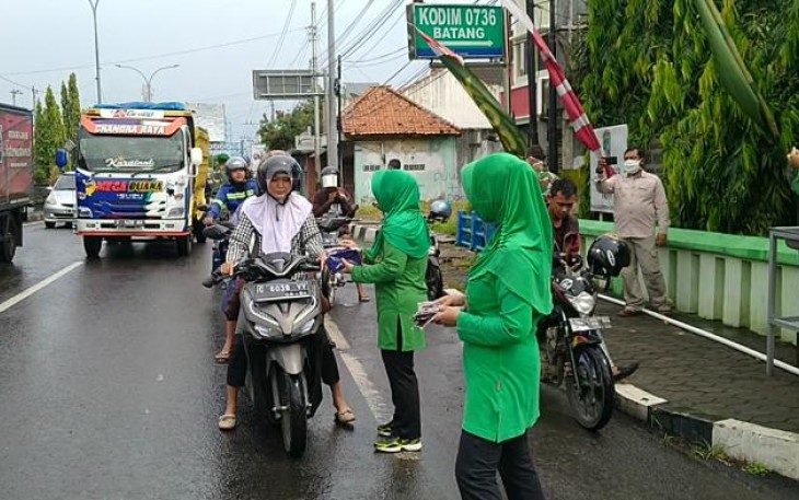 Persit KCK Cabang Kodim Batang Bagikan Masker kepada Masyarakat