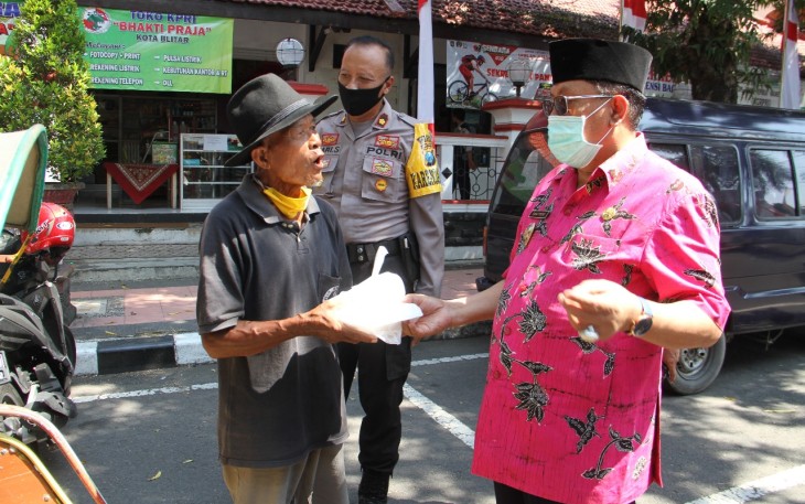 Plt Walikota Blitar Santoso saat bagikan nasi bungkus kepada masyarakat (Foto : Faisal NR / Klikwarta.com) 