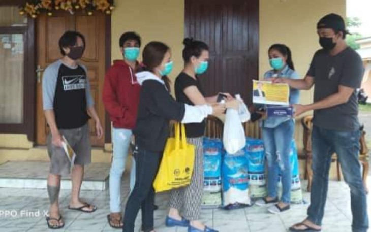 Tim Wakil Menteri Perdagangan RI Jerry Sambuaga Jerry Manein berikan bantuan bahan pokok kepada masyarakat yang terdampak Covid-19