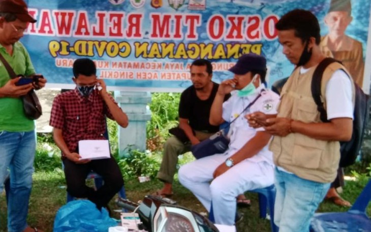 Pihak Desa Suka Jaya Kuala Baru Aceh Singkil bersama personil lainnya saat berada di Posko Penangan Covid-19 desa setempat.