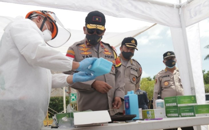 Wakapolda Kepri Brigjen Pol Drs H Yan Fitri Halimansyah MH saat meninjau Drive Thru Screening Rapid Test di RS Bhayangkara Polda Kepri
