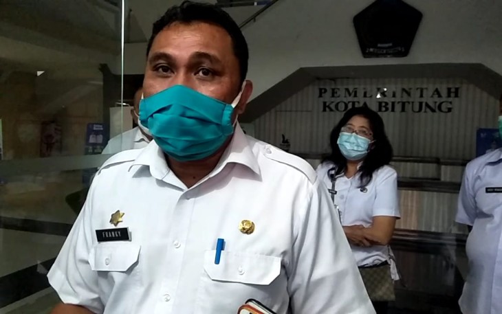 Juru bicara gugus tugas Covid-19 Bitung Franki Ladi gelar konferensi pers