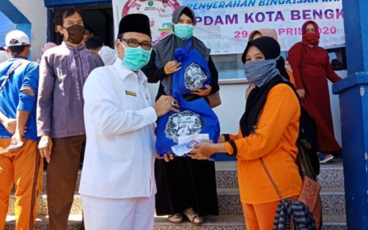 Direktur PDAM Tirta Dharma Kota Bengkulu Sjobirin Hasan Bagikan Bingkisan Buka Puasa