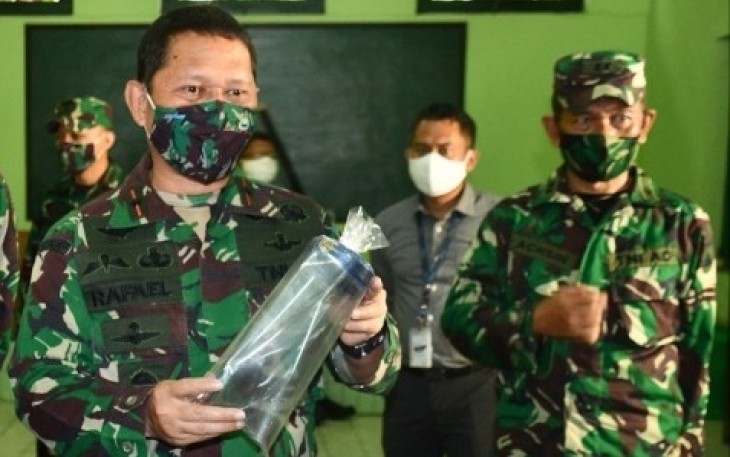 Danrem 074/Warastratama Brigjen Inf. Rafael Granada Baay (kiri) saat meninjau proses produksi face shield di bengkel kendaraan tempur Markas Detasemen Peralatan IV/4 Surakarta.