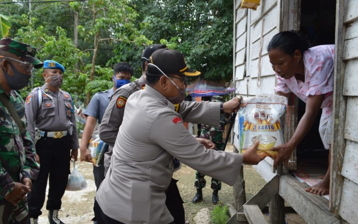 Kapolres Batanghari saat Bagikan Paket Sembako kepada Warga Kurang Mampu