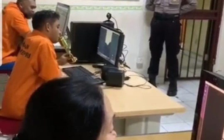 Tahanan Polda Kepri mengobrol lewat kepada keluarganya melalui Program Besuk Online dari Dit Tahti Polda Kepri