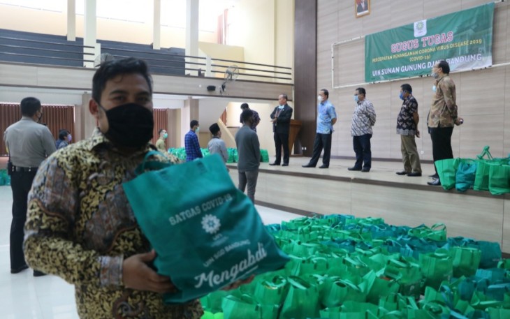 Suasana pemberian 800 paket sembako kepada perwakilan mahasiswa
