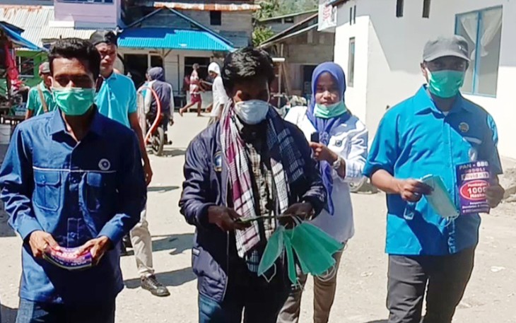 Fraksi PAN DPRD SBB bagi 1000 masker dan semprot disinfektan di pelabuhan Tahoku Malteng