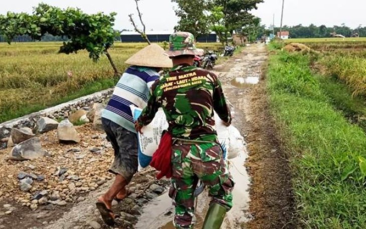 Sibuk Kejar Target Talud TMMD Reguler Pekalongan Prajurit Tetap Tolong Warga
