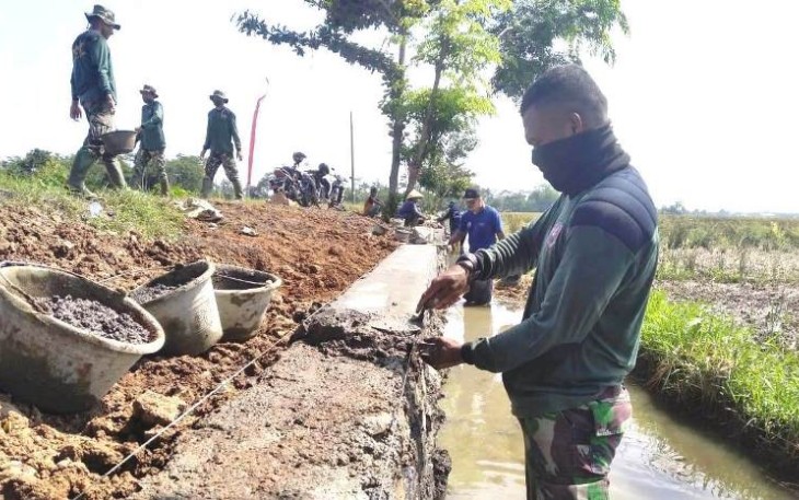 Tiga Pekan Belajar Dengan Tukang Batu di Lokasi TMMD Reguler Pekalongan Prajurit Ini Mandiri