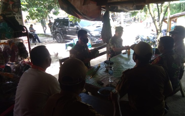 Dandim 0207/LB Letnan Kolonel Inf Frans Kishin Panjaitan SAP MPM Ngopi di Lokasi TMMD 