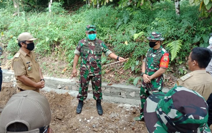Dandim Puji Kekompakan Personil Satgas TMMD Dengan Warga Yang Semangat Kerja di Kokasi TMMD