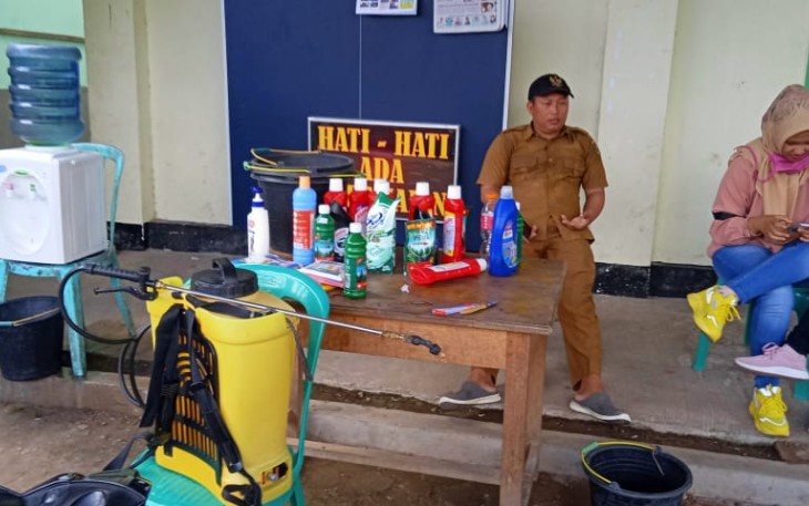 Desa Pajar Bulan Semprotkan Disinfektan ke Rumah Warga 