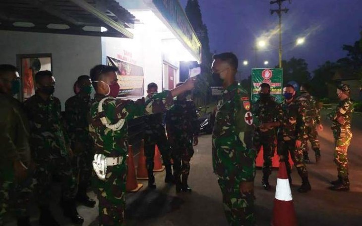 Prajurit Yonif 405 Dicek Suhu Tubuhnya