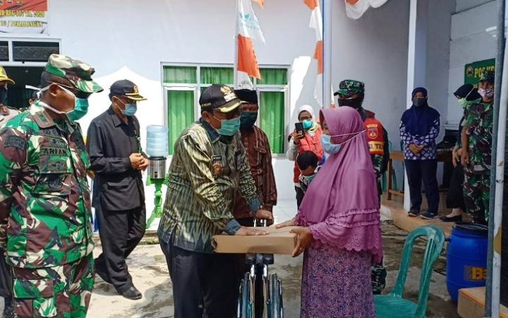 Bupati Pekalongan Salurkan Bantuan Kursi Roda dan Kruk di Acara Penutupan TMMD Reguler