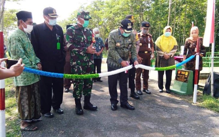 Bupati Pekalongan Meresmikan Jalan TMMD Reguler Pekalongan di Desa Pantirejo