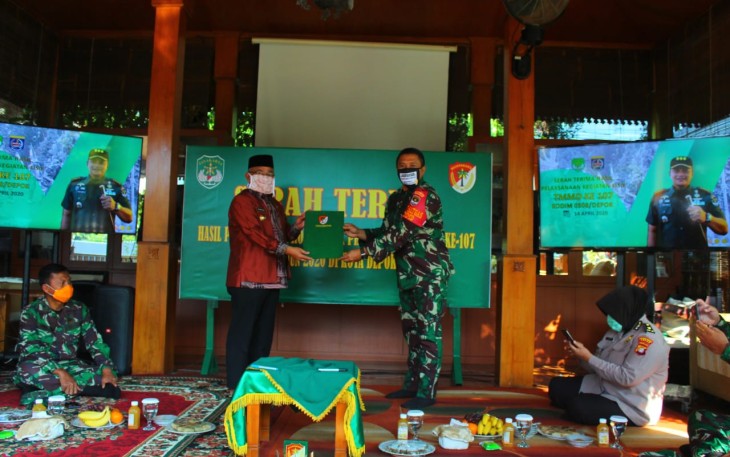 Dandim 0508/Depok Serahkan Terima Bukti Pekerjaan Sasaran Fisik ke Walkot Depok 