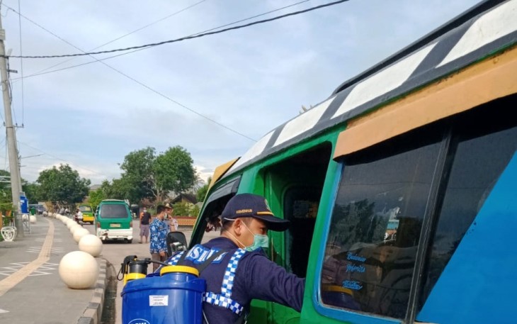 Dishub Pesawaran Semprot Disinfektan ke Transportasi Umum