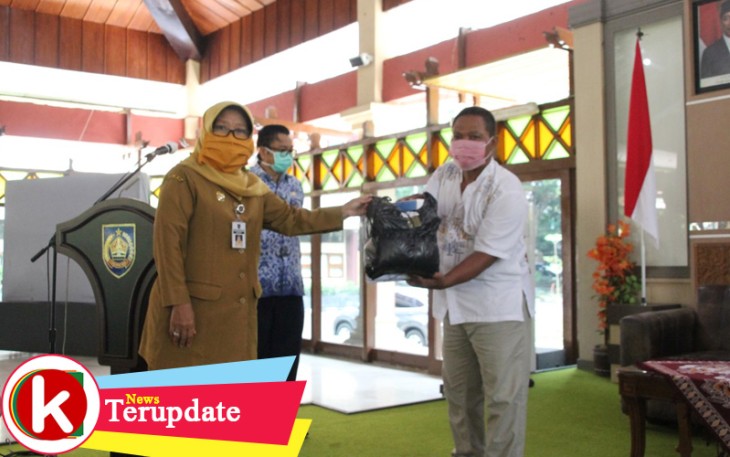 Bupati Tegal Salurkan Bantuan 10.000 Masker Kain dari Korpri untuk Pedagang Pasar