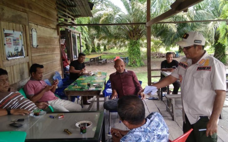 Pihak Sat Pol PP dan WH Aceh Singkil saat melakukan razia ASN nongkrong di warkop.