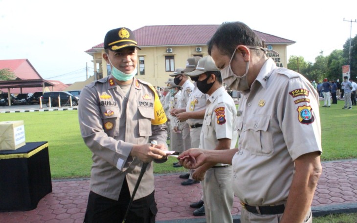 Kapolres Labuhanbatu AKBP Agus Darojat SIK MH saat membagikan uang seratus ribu rupiah